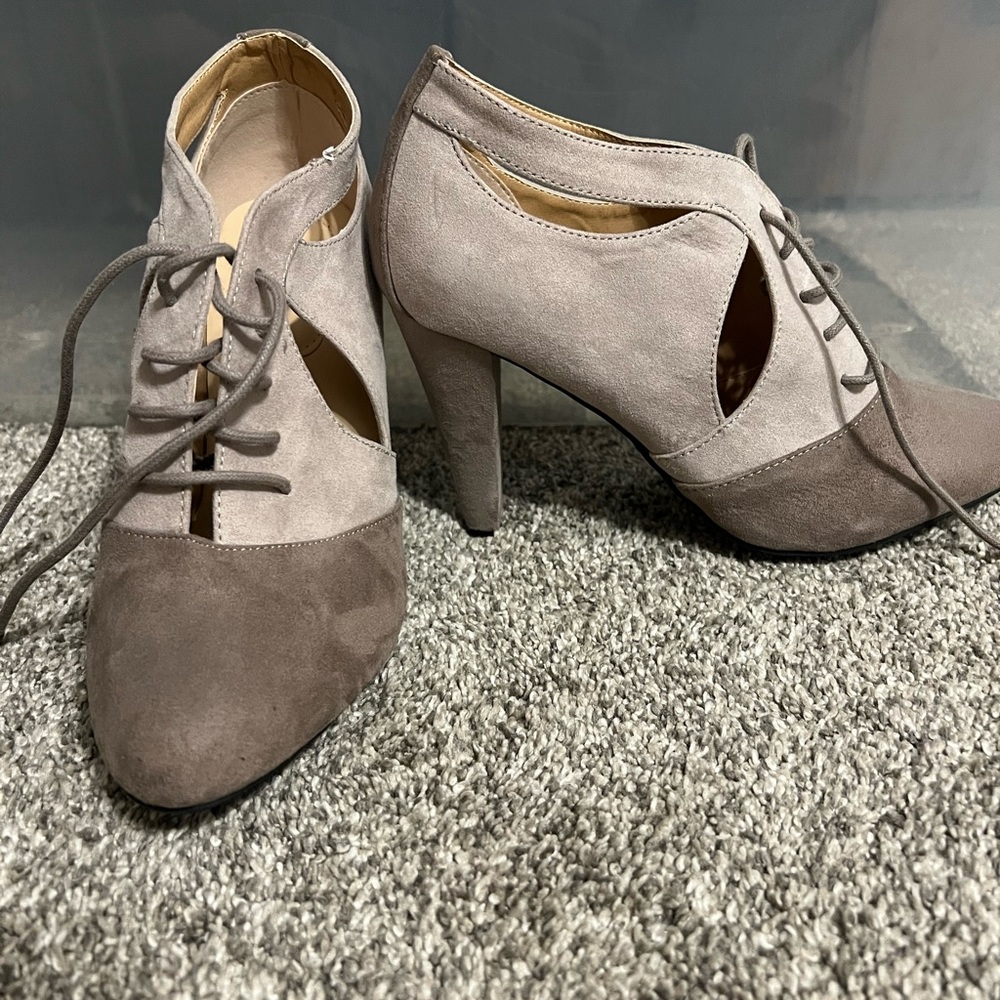 Nude heels vintage style by Avon